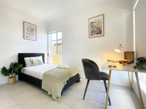 New Utopia 4 Bedrooms House Near Springfield - Your Accommodation 2