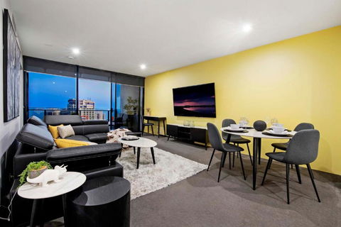 OCEAN VIEW - One Bedroom Spa Apartment - Circle On Cavill - Self Contained, Privately Managed - Your Accommodation 2