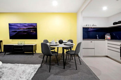 OCEAN VIEW - One Bedroom Spa Apartment - Circle On Cavill - Self Contained, Privately Managed - Your Accommodation 3