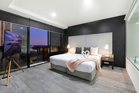 OCEAN VIEW - One Bedroom Spa Apartment - Circle On Cavill - Self Contained, Privately Managed - Your Accommodation 0