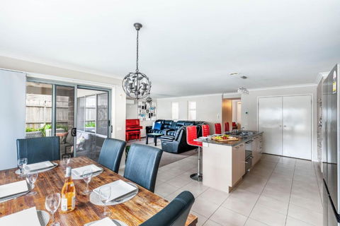 Oakdean Resort- Pool, Spa, Beach, Sleep 10 - Your Accommodation 2