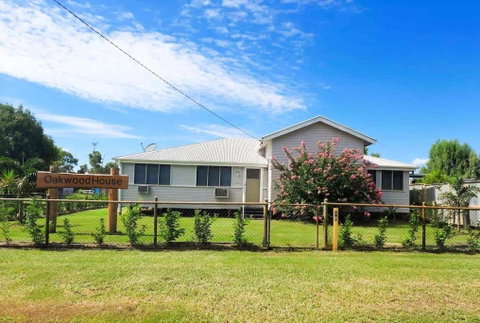 Oakwood House - Entire House Rental - 5 Bedrooms With Netflix And WiFi - Your Accommodation 0