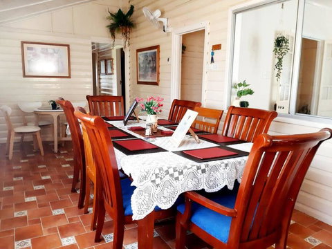 Oakwood House - Entire House Rental - 5 Bedrooms With Netflix And WiFi - Your Accommodation 2