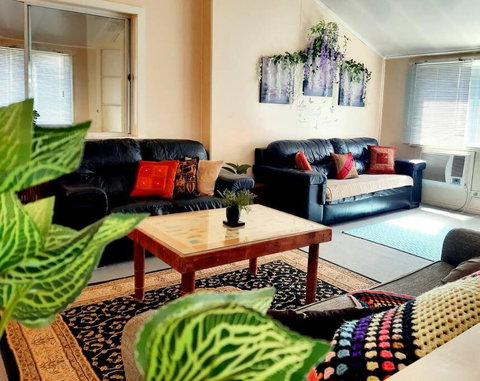 Oakwood House - Entire House Rental - 5 Bedrooms With Netflix And WiFi - Your Accommodation 3