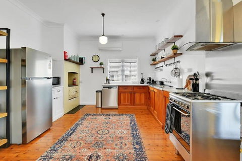 Oasis On Warrendine, Sleek & Stylish, Free Wi-Fi - Your Accommodation 1