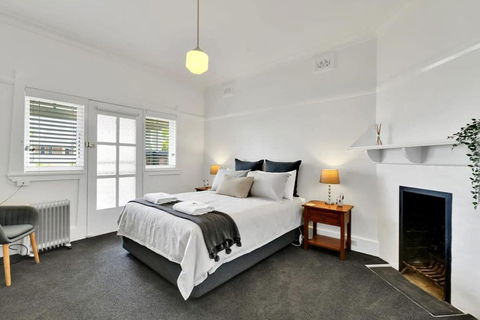 Oasis On Warrendine, Sleek & Stylish, Free Wi-Fi - Your Accommodation 3