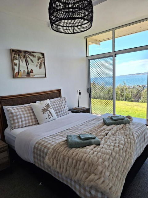 ON THE WATERS EDGE - Your Accommodation 3