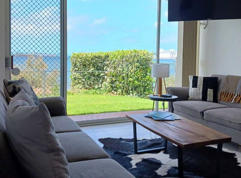 ON THE WATERS EDGE - Your Accommodation 2