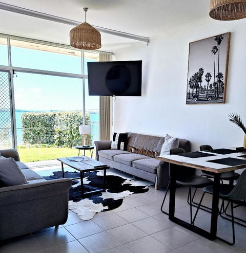 ON THE WATERS EDGE - Your Accommodation 1