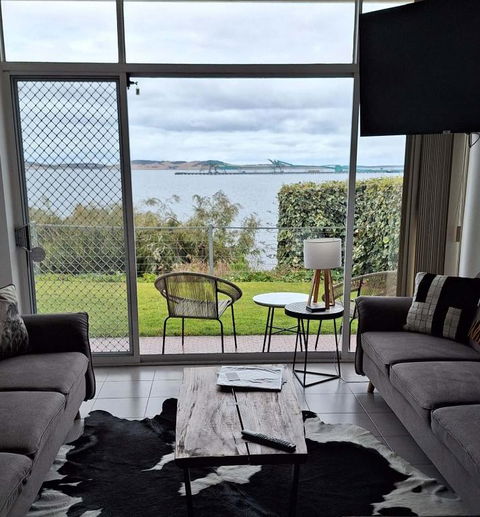 ON THE WATERS EDGE - Your Accommodation 0