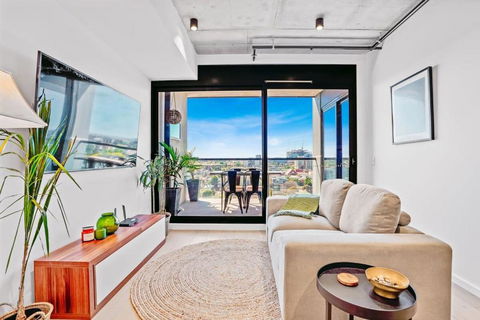 Ovation - New Footscray Apt W Parking & Pool - Your Accommodation 0
