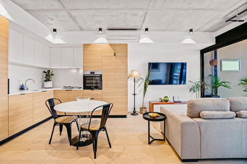 Ovation - New Footscray Apt W Parking & Pool - Your Accommodation 2