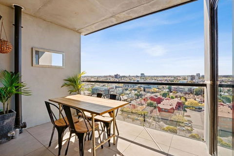 Ovation - New Footscray Apt W Parking & Pool - Your Accommodation 3