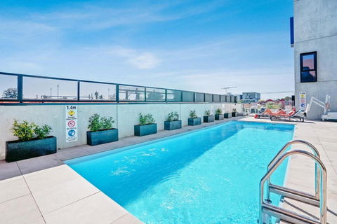 Ovation - New Footscray Apt W Parking & Pool - Your Accommodation 1