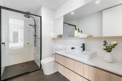 Park Life! Elegant & Sun-Filled 2 Bed 2 Bath Home In Caulfield North - Your Accommodation 2