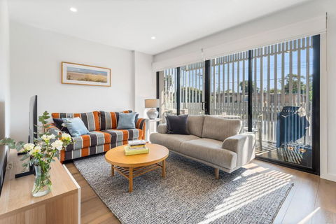 Park Life! Elegant & Sun-Filled 2 Bed 2 Bath Home In Caulfield North - Your Accommodation 0