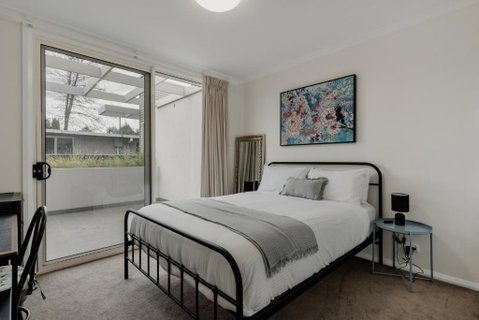 Peaceful 1-Bed Apartment Close To Lonsdale St - Your Accommodation 2