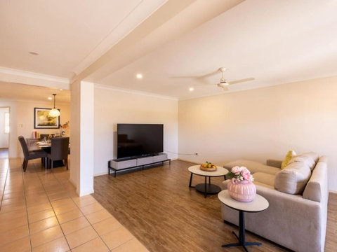 Peaceful 4B2B Sweet Home W Backyard At Springfield - Your Accommodation 2
