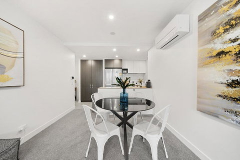 Phillip 2-Bed: Chic Interiors Amazing Amenities - Your Accommodation 1