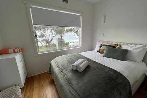 PIPI SHACK - Iconic Waterfront Shack Binalong Bay - Your Accommodation 3