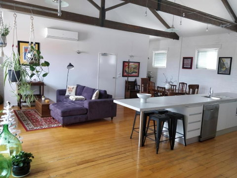 Pips On Mitchell - Beautiful Historic Apartment - Your Accommodation 2