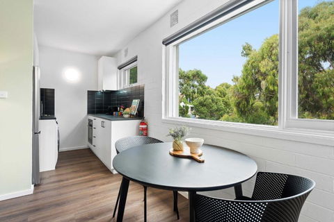 Pristine 1-Bed Unit Moments From Royal Park - Your Accommodation 1