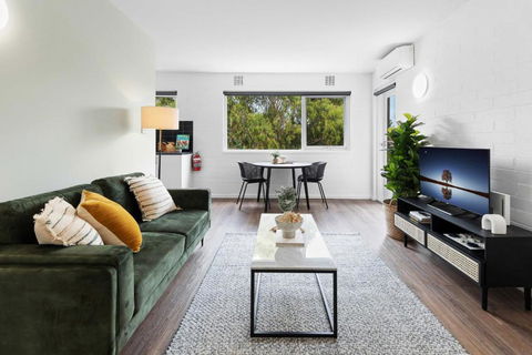 Pristine 1-Bed Unit Moments From Royal Park - Your Accommodation 0