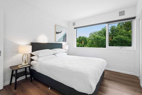 Pristine 1-Bed Unit Moments From Royal Park - Your Accommodation 3