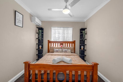 Quaint 2 Bedroom Fully Furnished Cottage - Your Accommodation 1
