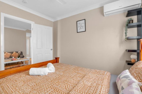 Quaint 2 Bedroom Fully Furnished Cottage - Your Accommodation 2