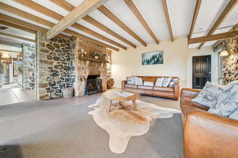 Quigtoo Cottage - Beautiful 4BR Stone Cottage L WiFi L Bath L Garden - Your Accommodation 2