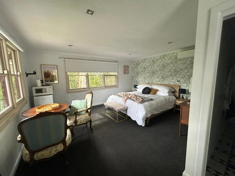 Rainy Hill Retreat - The Cottage - Your Accommodation 2