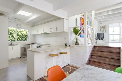 At Agnes Ave: Coastal Views - Your Accommodation 3