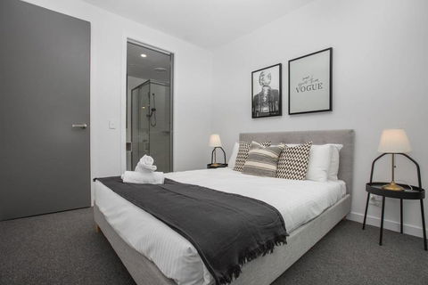  Green-hoodStunning 2 Bedrooms Apt@parkville - Your Accommodation 1