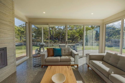 Baileys Beach House - Your Accommodation 3