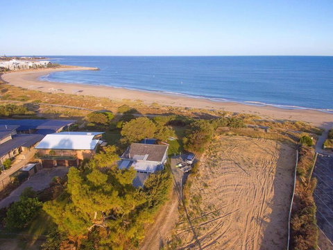 Beach Cottage In The Heart Of Mandurah - Your Accommodation 0