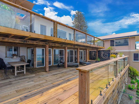 Beach Shack On Main Yamba Magnificent Views Photos Available Shortly Free WiFi - Your Accommodation 3