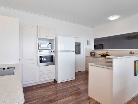 Beached Inn' 93 Foreshore Drive - Spacious Beach Front House - Your Accommodation 2