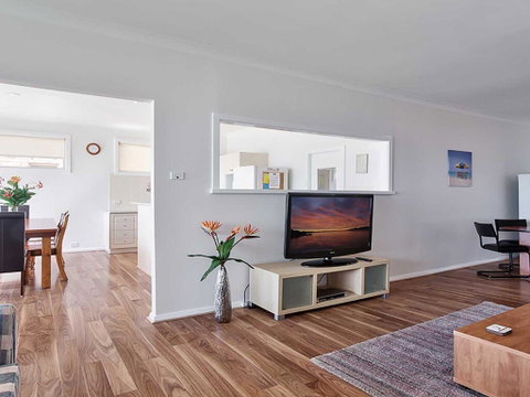 Beached Inn' 93 Foreshore Drive - Spacious Beach Front House - Your Accommodation 3
