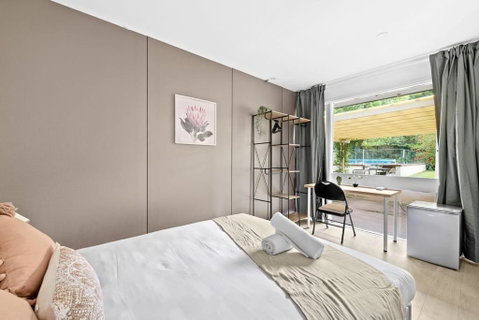 Relaxed Queen Room - Serene Spot At Pymble - Shared Bathroom - Your Accommodation 2
