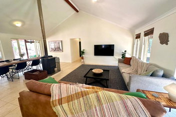 Redtail House - Carlotta with Your Accommodation