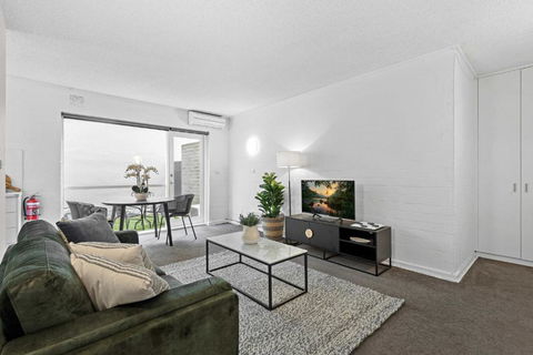 Refined 1-Bed Apartment With Garden Access - Your Accommodation 0