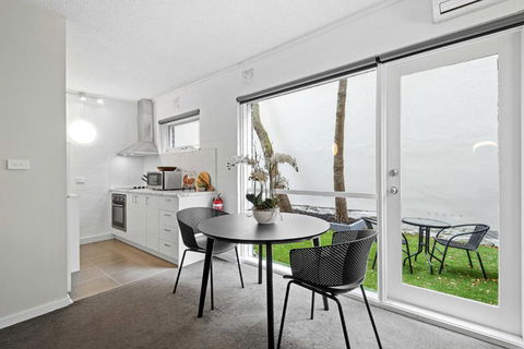 Refined 1-Bed Apartment With Garden Access - Your Accommodation 1