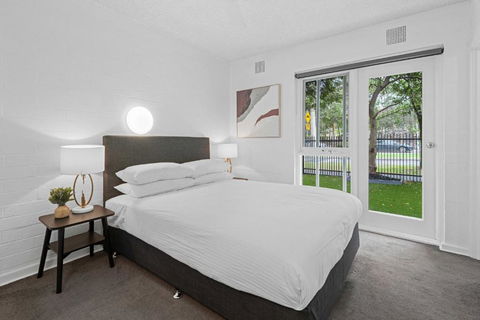 Refined 1-Bed Apartment With Garden Access - Your Accommodation 3