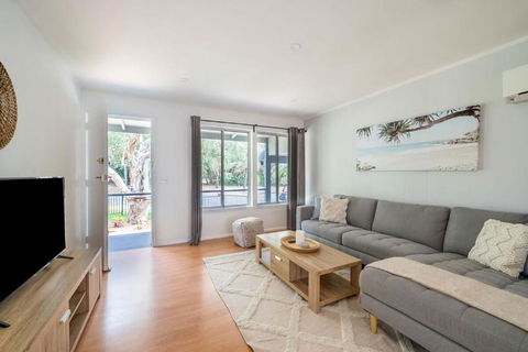 Renovated Beach Home Relax Unwind - Your Accommodation 3