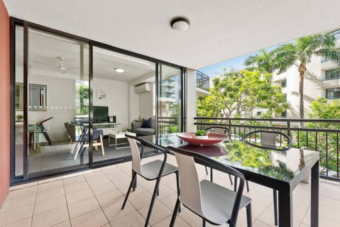 Resort Living - 10mins CBD - 2Bed / 2Bath / 1Car - Your Accommodation 2