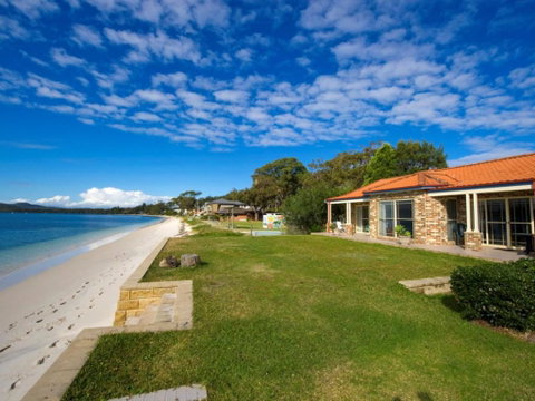 Salamander Beach Front - Your Accommodation 0