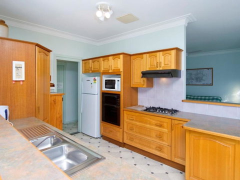 Salamander Beach Front - Your Accommodation 3