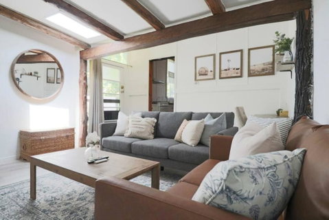 Rustic Chic 200 Metres From CBD - Your Accommodation 0