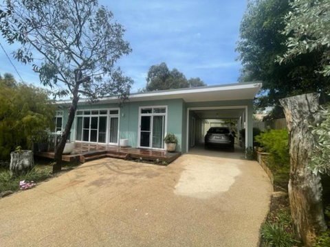 Saltbush - Ideally Located And Modernised MCM Beach House - Your Accommodation 0